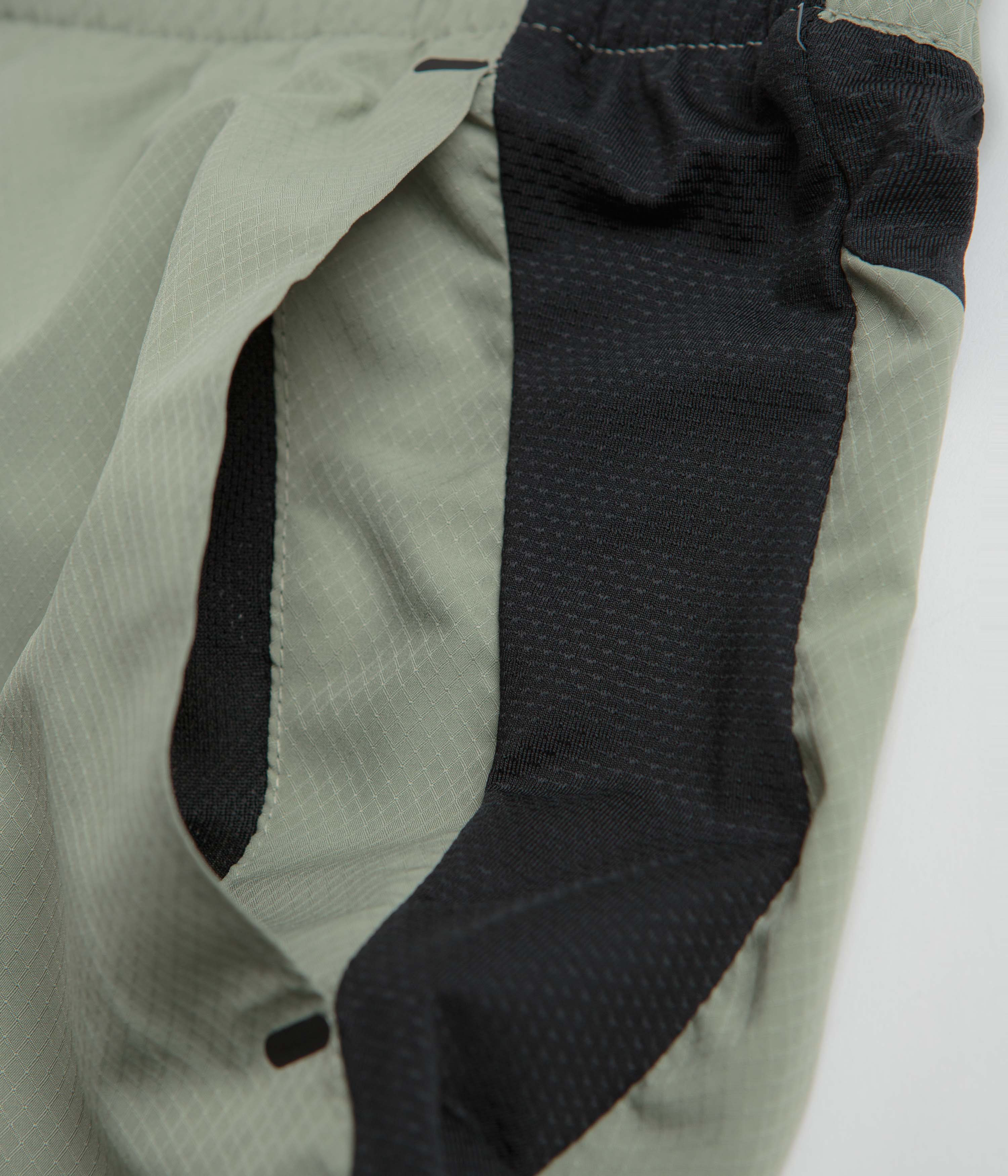Columbia Three Pitch 5" Shorts - Safari / Black - Image 7