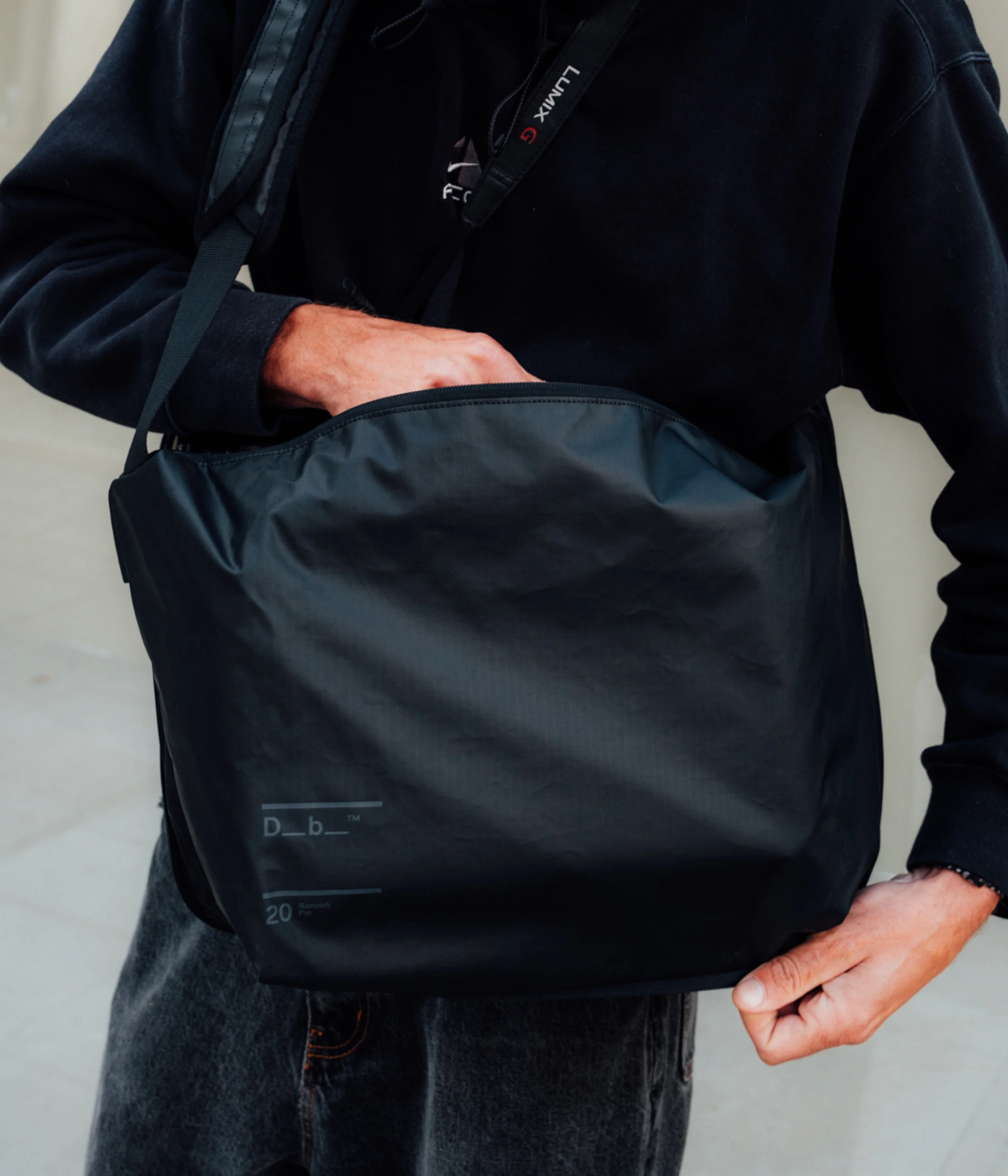 D_b_ Ramverk 20L Pro Sling Bag - Black Out - Image 2