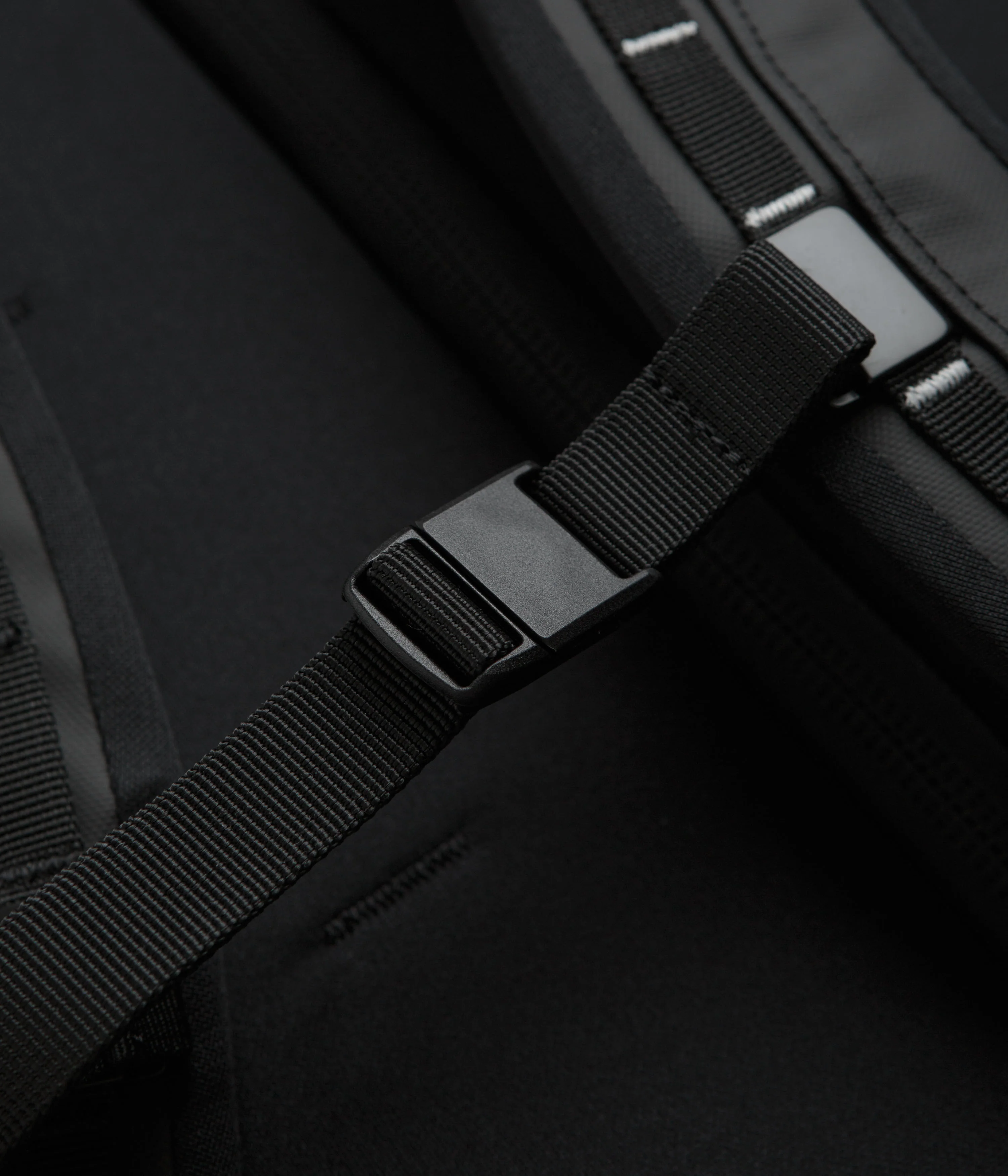 D_b_ Roamer 50L Pro Split Duffel Bag - Black Out - Image 9