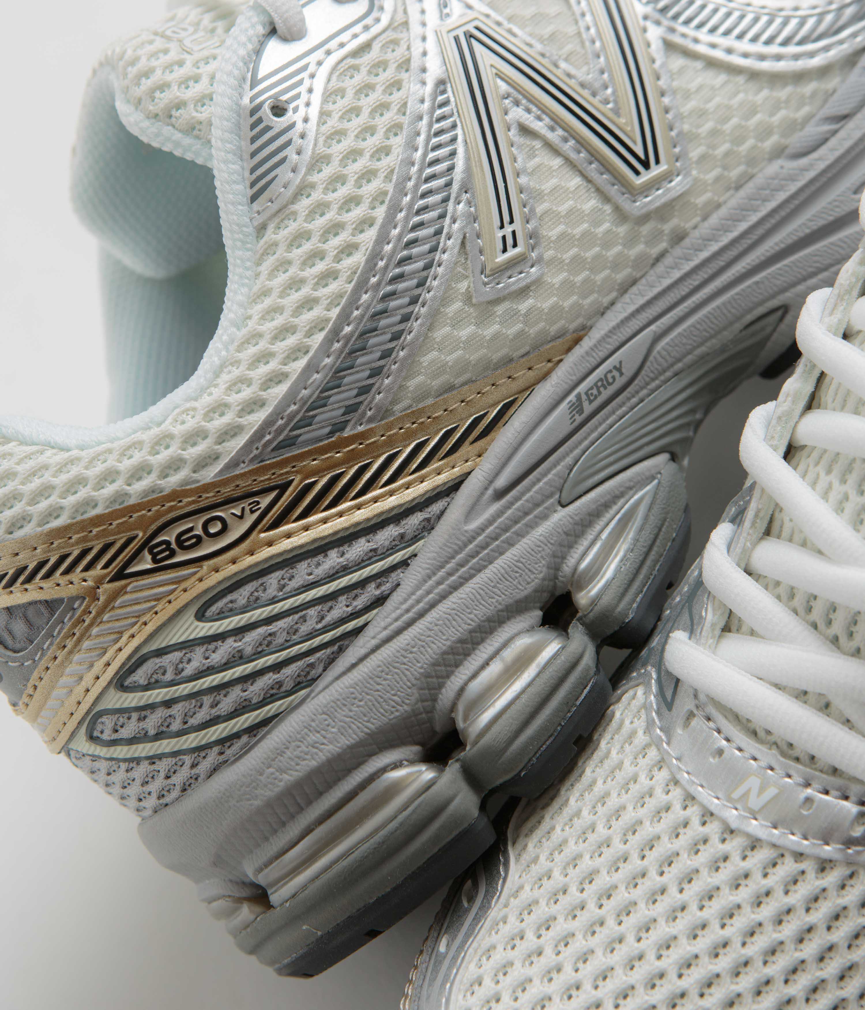 New Balance 860 Shoes - Sea Salt / Gold Metallic - Image 3
