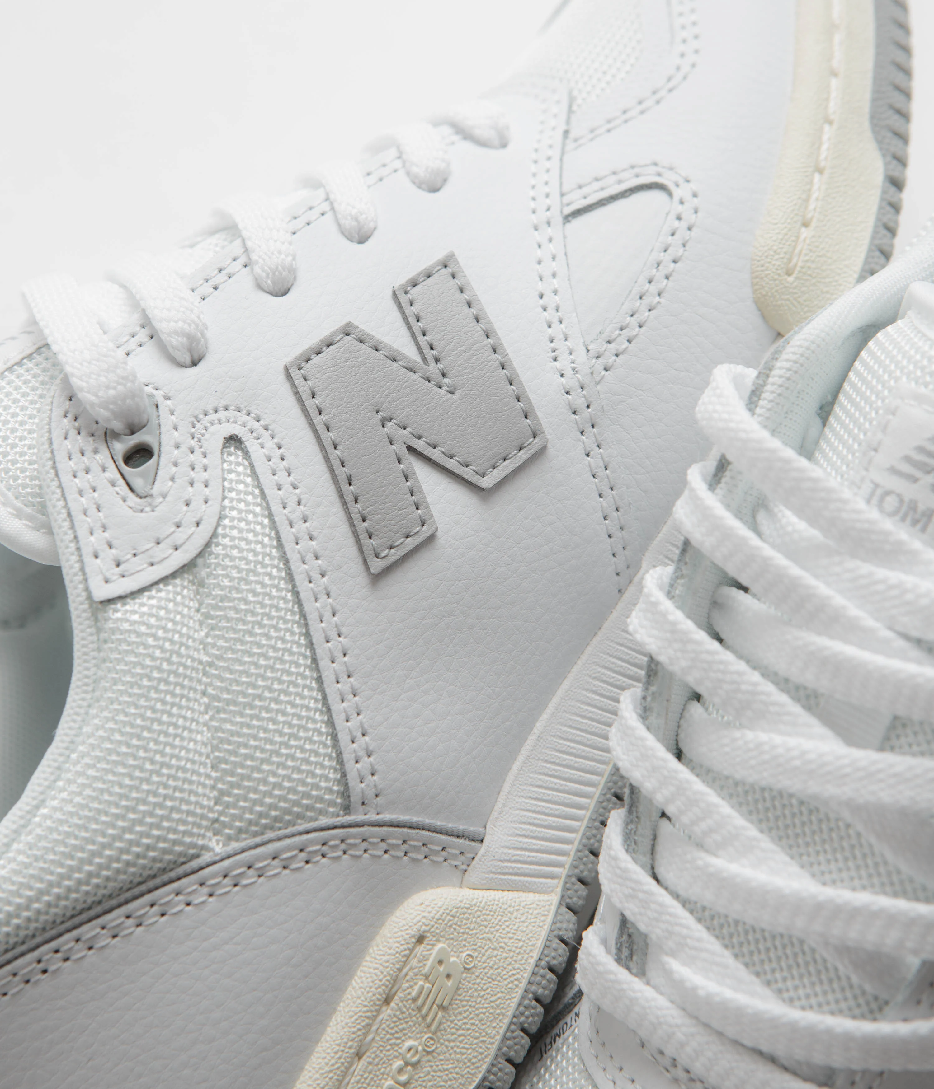 New Balance Numeric 600 Tom Knox Shoes - White / Grey - Image 3