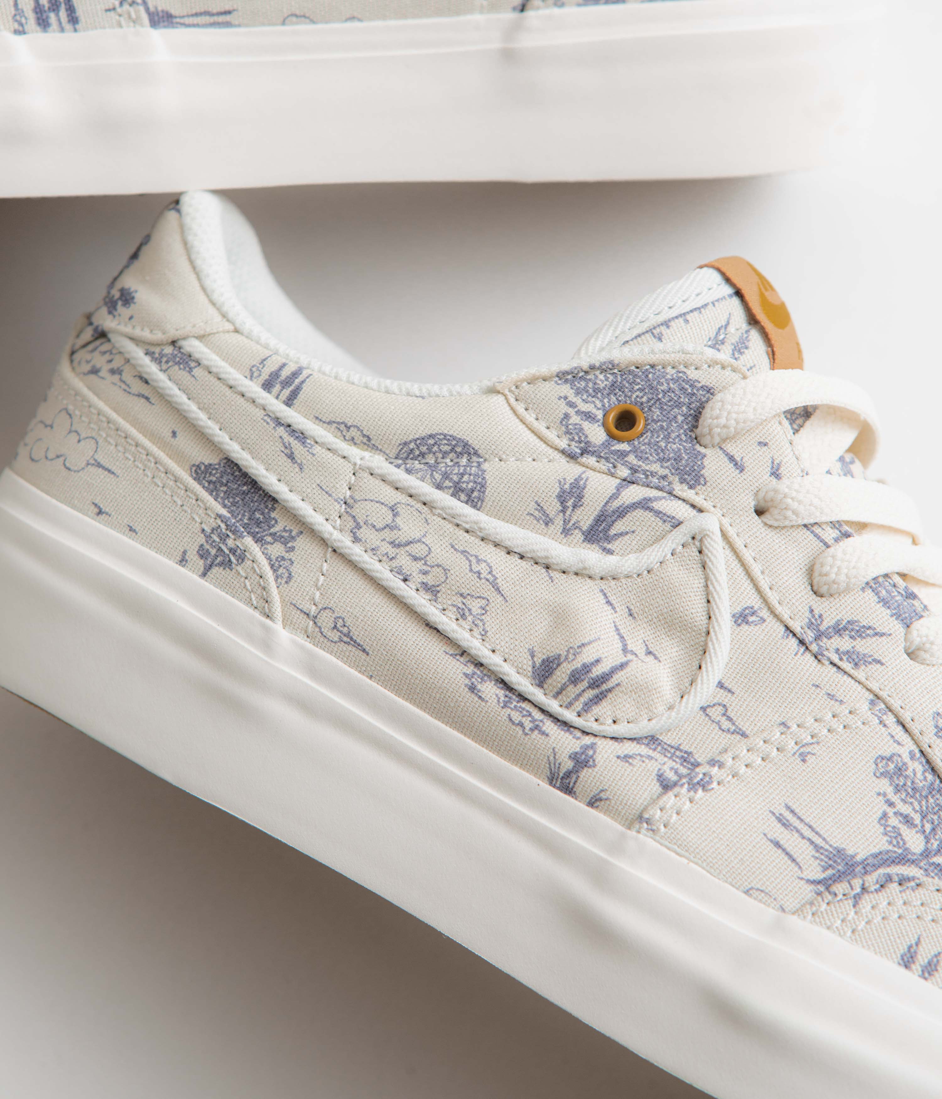 Nike SB City of Style Pogo Plus Premium Shoes - Sail / Light Bone - Light Carbon - Bronzine - Image 4