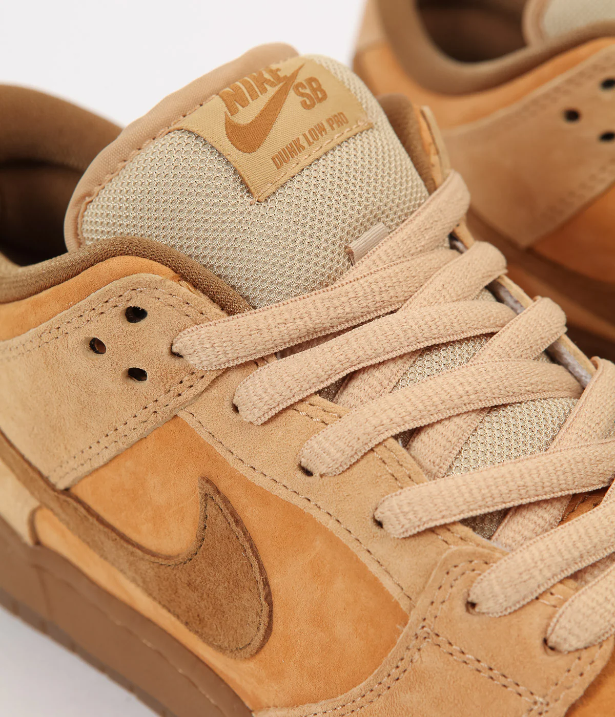 Nike SB Dunk Low Shoes - Dune / Twig - Wheat - Gum Medium Brown - Image 3