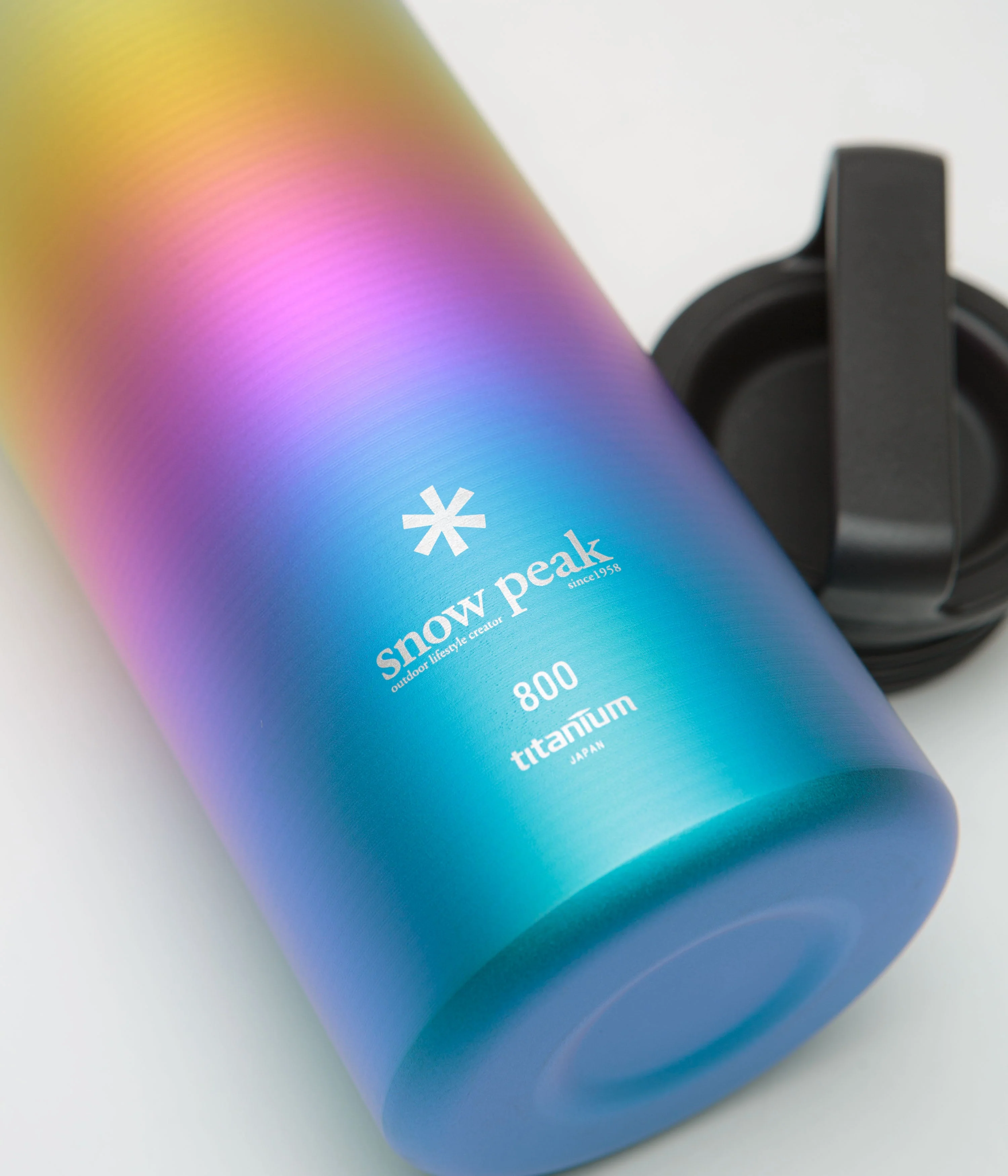 Snow Peak Titanium Aurora 800ml Bottle - Rainbow - Image 2