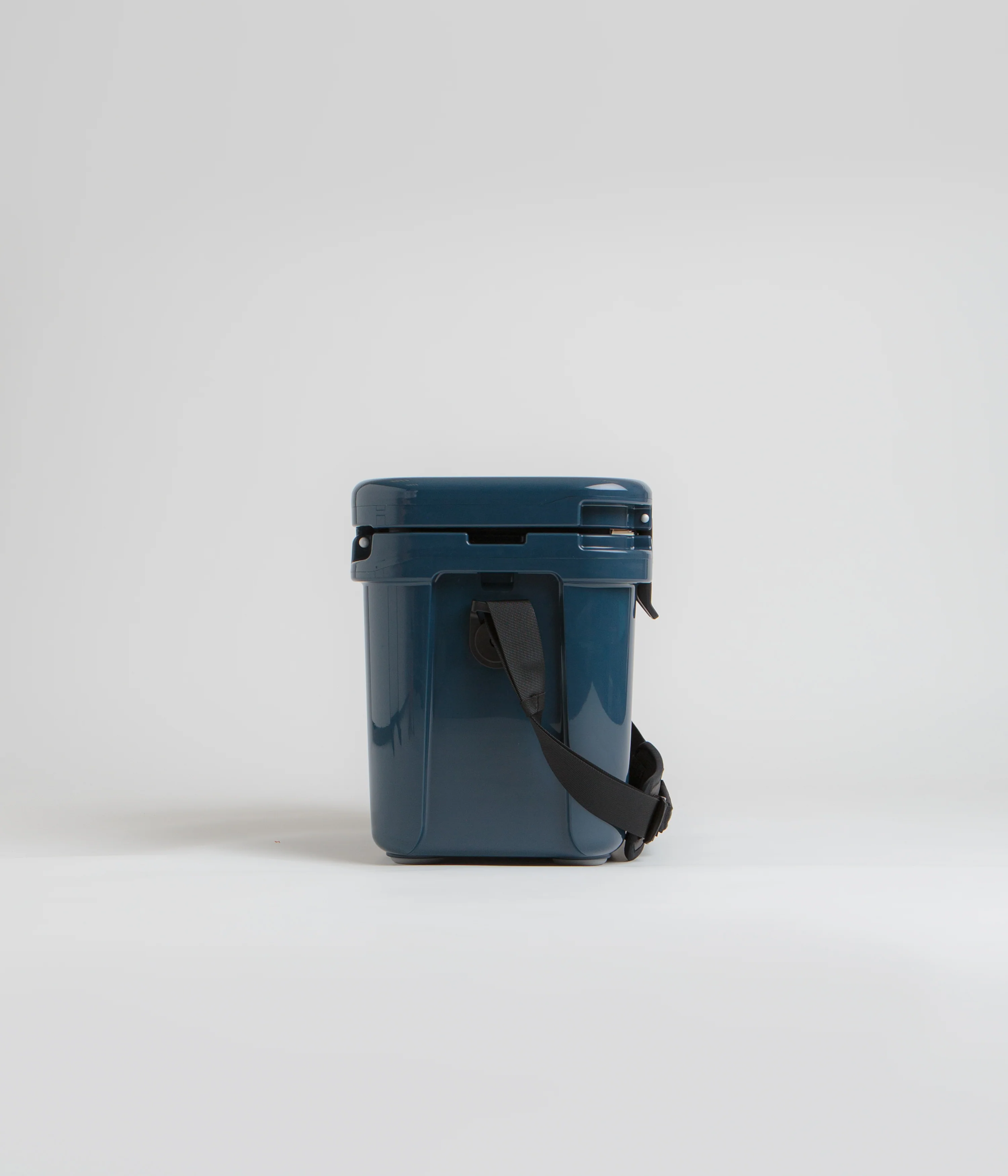 Yeti Roadie 15 Hard Cooler - Navy - Image 2