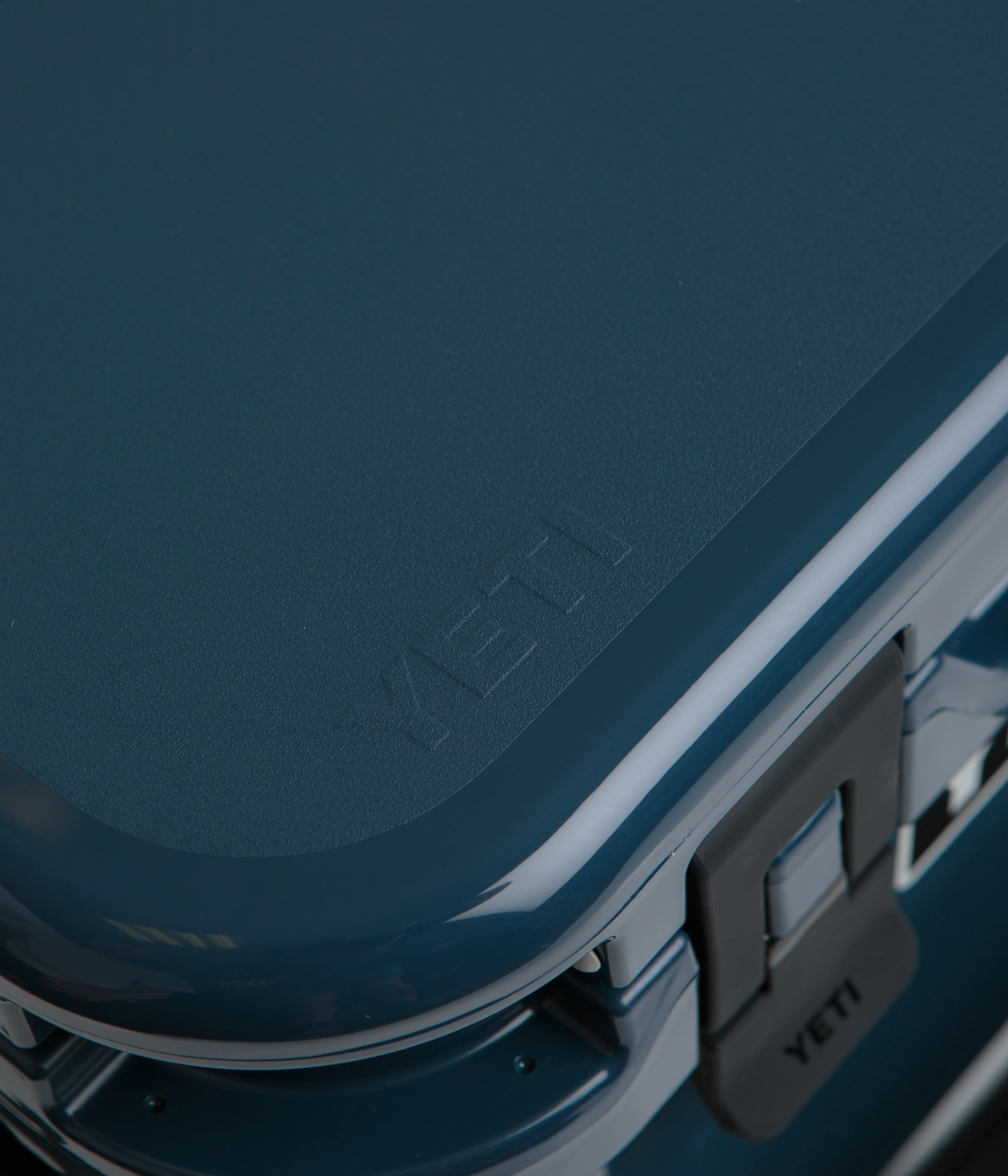 Yeti Roadie 15 Hard Cooler - Navy - Image 4